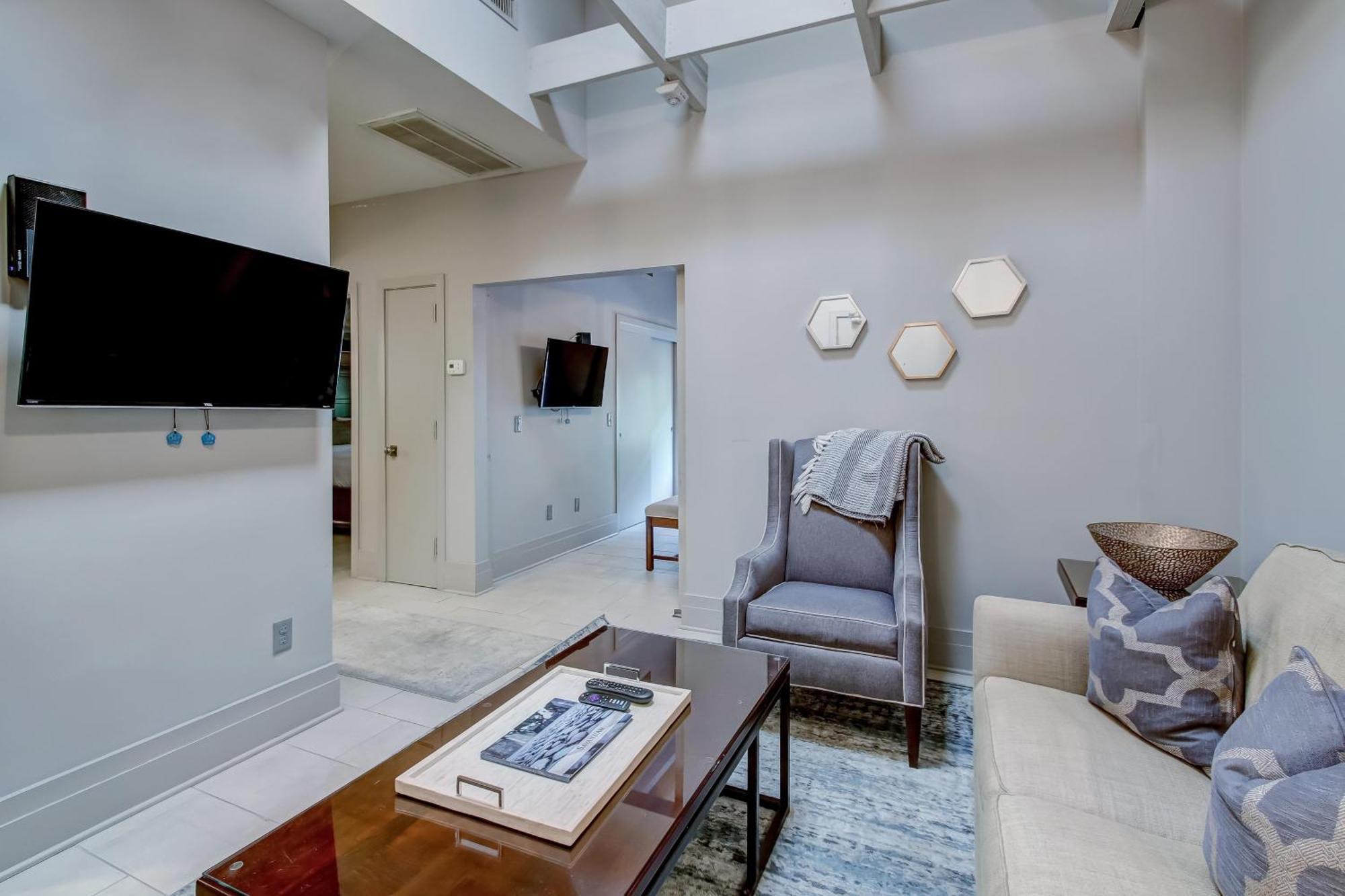 Parker's Collection - 6 Bedroom Apartment *