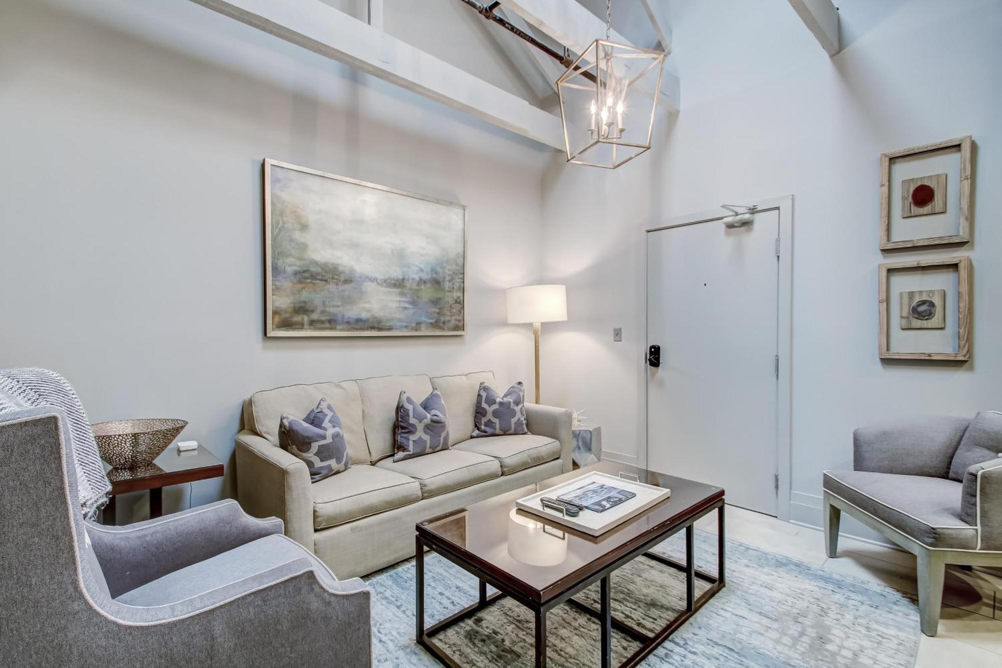Parker's Collection - 6 Bedroom Apartment Savannah